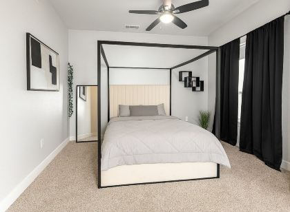 Luxury 2Br Free Parking, Queen Beds Fast WiFi, Perfect for Long Stays