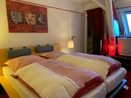 Romatic apartment in the countryside with loggia, sauna area, garden, pond, horses Отели в г. Гюби