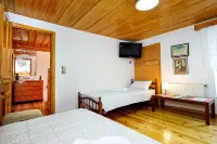 Historic stone house with charm in Theologos - plenty of space & village idyll