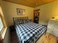 MOOSE CALL INN, Cozy 2bedroom house in Rangeley, snowmobile from the front door!