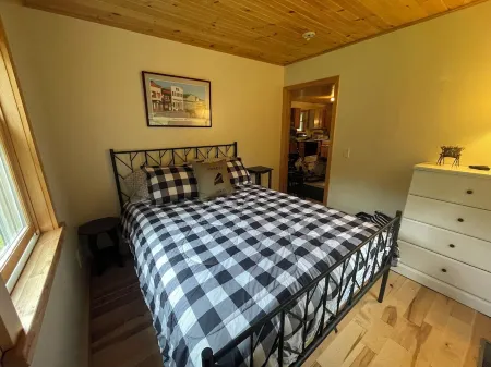 MOOSE CALL INN, Cozy 2bedroom house in Rangeley, snowmobile from the front door!