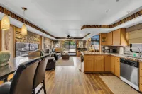 Tranquil Waterside Escape: Premier Houseboat Rental on Center Hill Lake