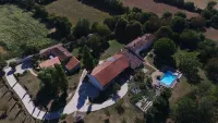 Gîte with Swimming Pool at les Ormeaux, Charming Location, Calm and Greenery, Sleeps 10,  . 尚邦住宿飯店