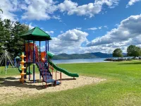 COZY CUB CABIN Mountainside • Lake George, Hot Tub, Fireplace, Gazebo فنادق في Hague