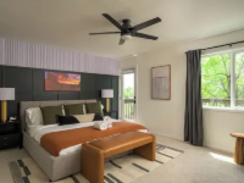 Parkside Retreat - NEW, HotTub, PoolTable & FirePit Hotels in Arvada