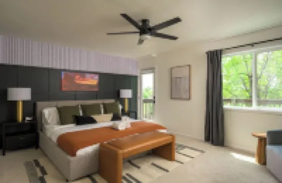 Parkside Retreat - NEW, HotTub, PoolTable & FirePit