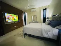 hot whater,Condo 3 BD APT | internet 2 free parking , A/C , wifi Hoteles en 