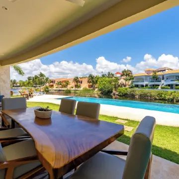 Lagoon Front Infinity Pool Paddleboard and Fun Puerto Aventuras