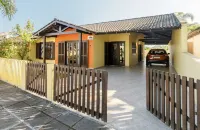 House with pool Guaratuba-Barra do Saí - 100 m from the beach