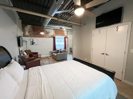 Cozy studio in delightful Downtown Jonesboro with AC, WiFi