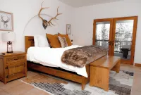 Sleeps 22 Hot Tub  3 Car Garage Sauna Gym