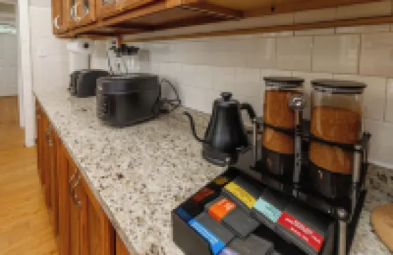 Hilltop Retreat w/ Pool, Games & Sunroom Hotel di Woodlawn