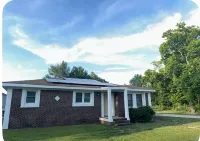 Charming 3-bedroom, 2 bathroom house with WiFi, AC in wonderful Goldsboro. Phone Fixated附近的飯店