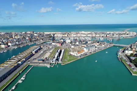 "Le Panorama du Quai Henri IV" Port view - City center Отели в г. Дьеп
