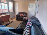 Cosy chalet with all year round sunroom. Ideal location in West Wales to explore Hotel a Saint Ishmael