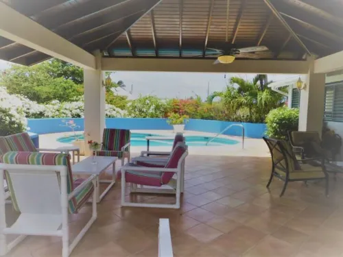 Charming 3-bedroom villa with Pool, WiFi, AC in Long Bay near Sam Lords Castle. Hotels in Belair