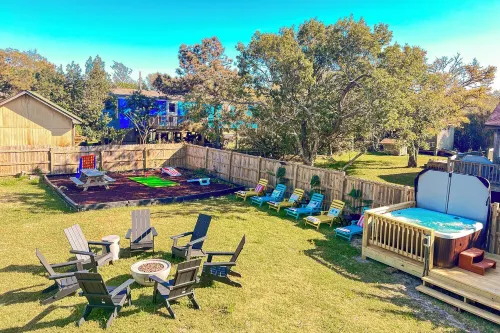 Hot Tub, Yard, 4BR, Dogs Ok, Walk 2 Dining