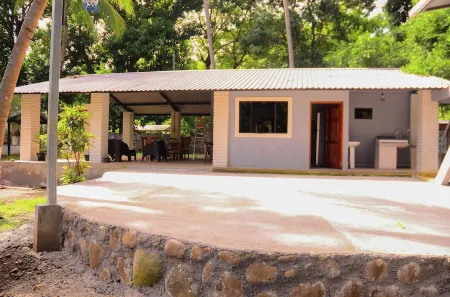 Tropical Private Beach House 3 Mins from the Beach .Close to Restaurants ,Stores Отели в г. Atami