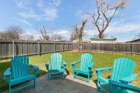 City Haus: Stylish home with King and Wifi 5 minutes to Q2 Stadium, Domain Hotel in zona Dollar General