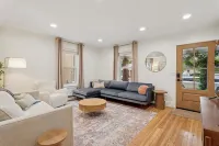 Spacious, Bright, Renovated and on the Main Line! 아드모어 호텔