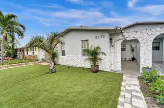 Charming 3-bedroom lake house with hot tub and kayaks located near Dania Beach