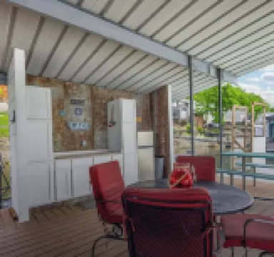 Charming 3-bedroom house with breathtaking views of the Lake of the Ozarks