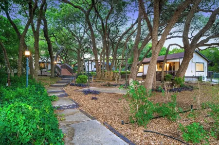 Private Cottage w HOT TUB & Oak Grove