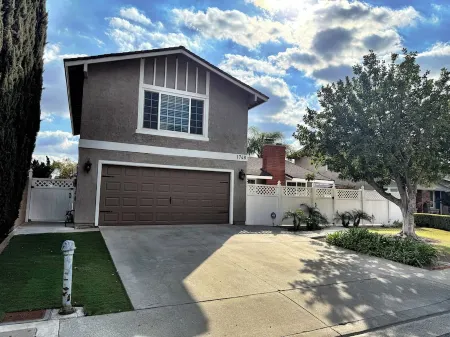 Charming 4-bedroom house, with 9 beds and AC and WiFi in West Covina Отели рядом с достопримечательностью «Библиотека Уэст-Ковина»