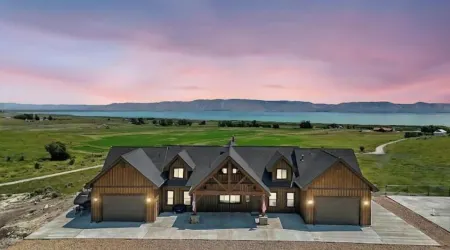 The Last Frontier - Hot Tub. Basketball Court . Teepee. 20 Acres with Lake Views