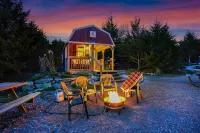 Tiny House Cabin with Loft. 2 Queen Beds with Child Sleeper