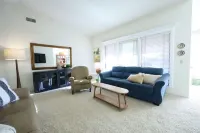 Ham Station - 3 B / 2 BA - Bright & Cheery Home - A Dog’s Dream!
