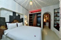 Chi House Hotels near Altinkum Beach
