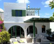 Villa feet in the water, really!