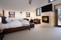 Walk to town! 4 bdrms all king beds. Great ski house w/ hot tub near Snyder Park