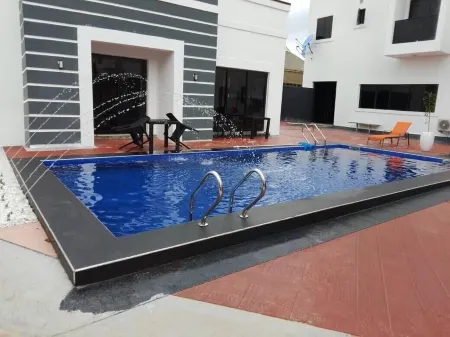 Reens Suites and Apartment Отели в г. Осуаха