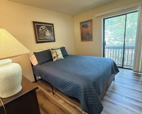 Angel Fire Mountain Retreat! Cozy 2 bedroom, 2 bath condo, sleeps 6 people. Hotels in Angel Fire