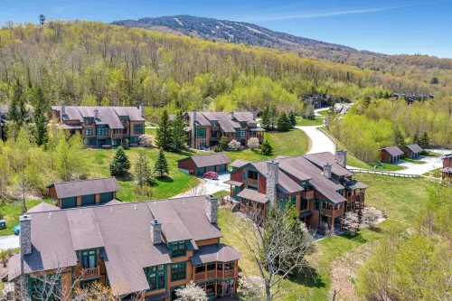 Walk on/Ski Off @Stratton, Hot Tub, King Beds, 2 Living Spaces, Shuttle!