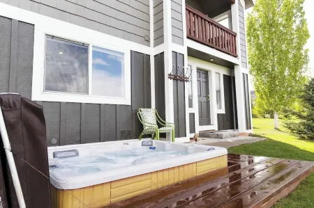 New Listing! Cozy Bear Hollow Home(Sleep 10)  w/Private Hot Tub & Mountain View.