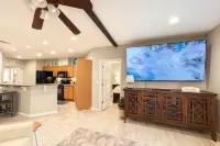 Romantic Hot Tub w/water view. Cute 3-bd Villa w/2 King beds and ensuite baths.