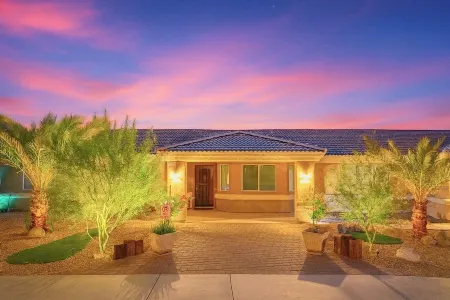 Private 6-Br Lake Oasis · 2 Hot Tubs · Game Room · Views · Near London Bridge