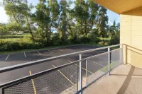 Baymont by Wyndham Bay City - parking