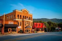 CharMing 2-BeD CoZy CaBin w-WiFi, AC & FiRe PlaCe, CenTraL to 3 LoCal MTN.Towns