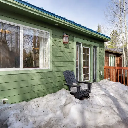 Homey Dog-Friendly Retreat w/ Deck in Dtwn Frisco!