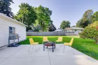 < 1 Mi to Lambeau Field: Green Bay Home w/ Grill! - 3-Star