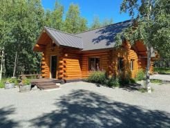 Beautiful Comfy Alaskan Log Home 1