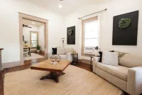 Peaceful and centrally located 2-bedroom house with AC and WiFi in Hillsboro