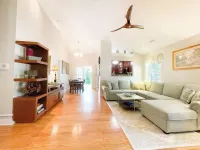 Lovely 3 Bdrm Home w/Free Parking Close to I-75!