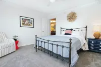 Charming Home, Main Lake, Great Views, Sunsets, Lake Gaston Hotels in Bracey