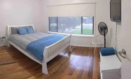 Summer fun. Pet friendly. Kid friendly. Family friendly. Отели рядом с достопримечательностью «Эрвн Пойнт Бич»