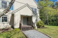 Spacious Corner Townhouse from Mt. Snow! Private Hot Tub!